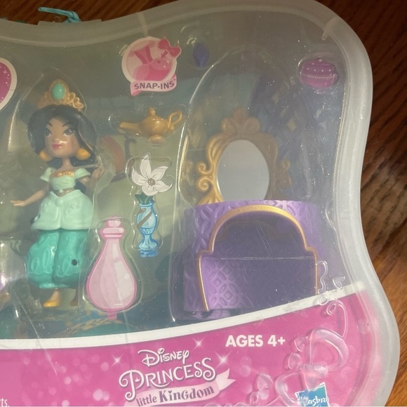 Disney Princess Little Kingdom Jasmine’s Golden Vanity Set - Picture 4 of 10
